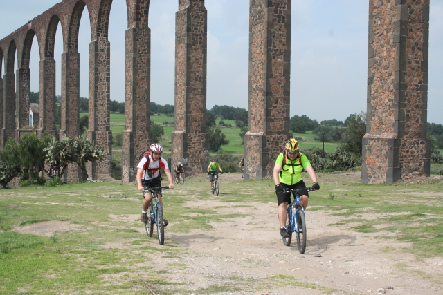 Pasando por el acueducto del guay tembleque