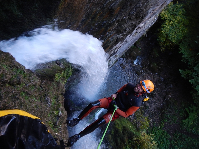 desciende sobre casacadas 