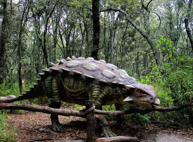 Dino bajo los arboles