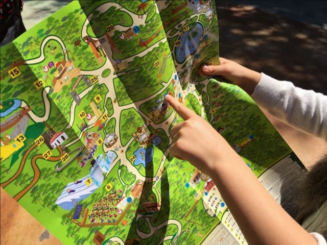 Mirando el plano del parque