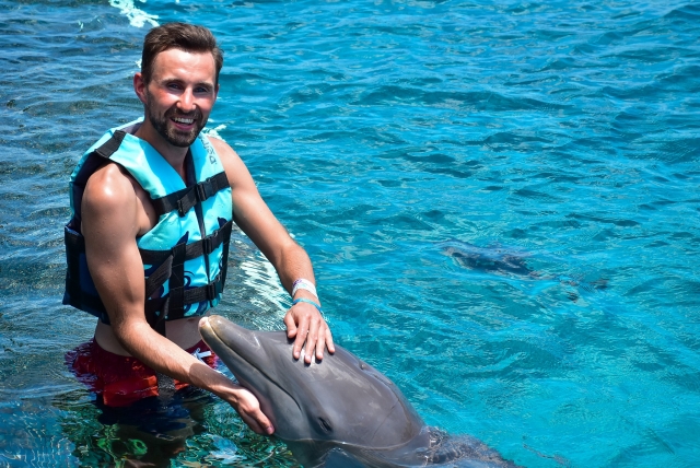 Feliz con un delfin