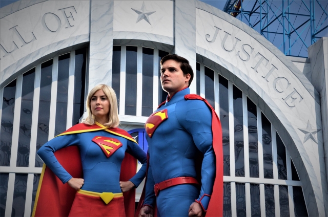 Superhéroes en parque de diversiones