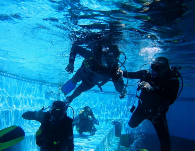 Aprendiendo a bucear en piscina