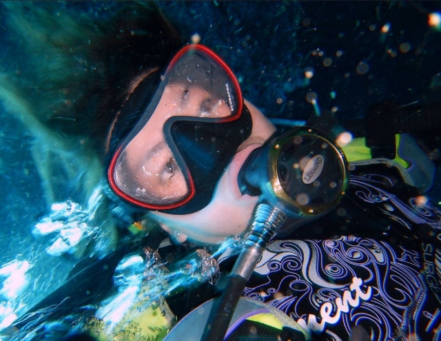 Con respirador de buceo