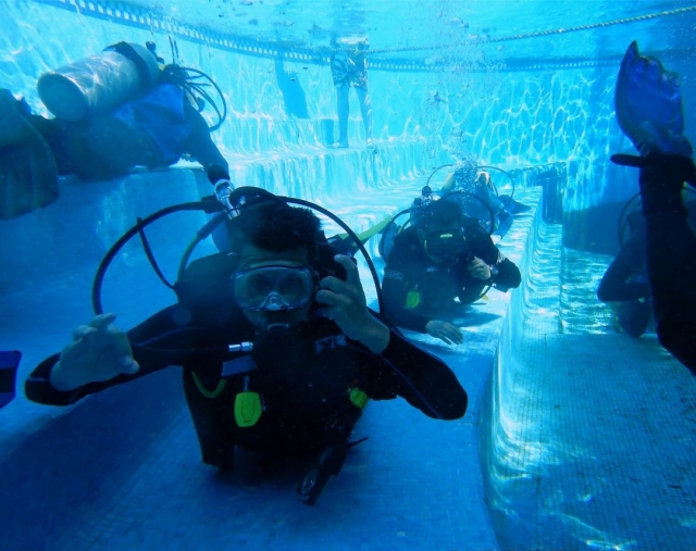 Submarinista en el fondo de la piscina