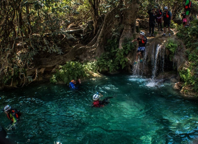 Resbalando por la pequena catarata
