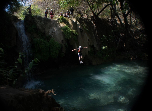 Salto al cauce del rio
