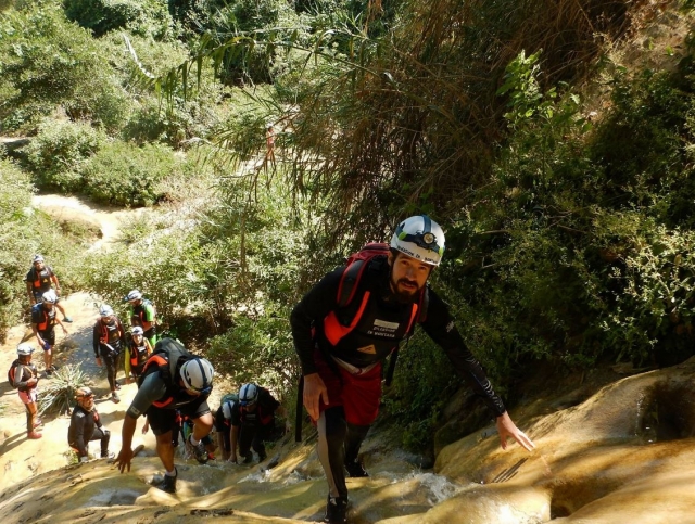 Montando por la roca resbaladiza