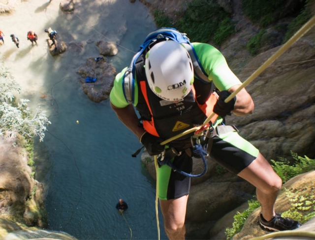 Sujetandose a la cuerda para rapelar