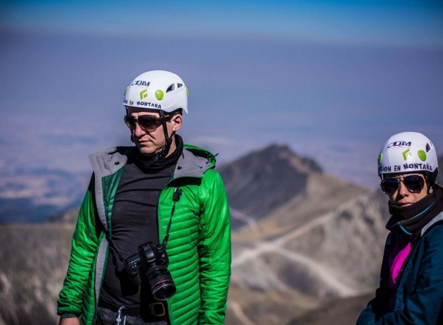 Viajero con camara de fotos