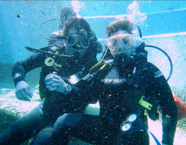 Buceando en la piscina