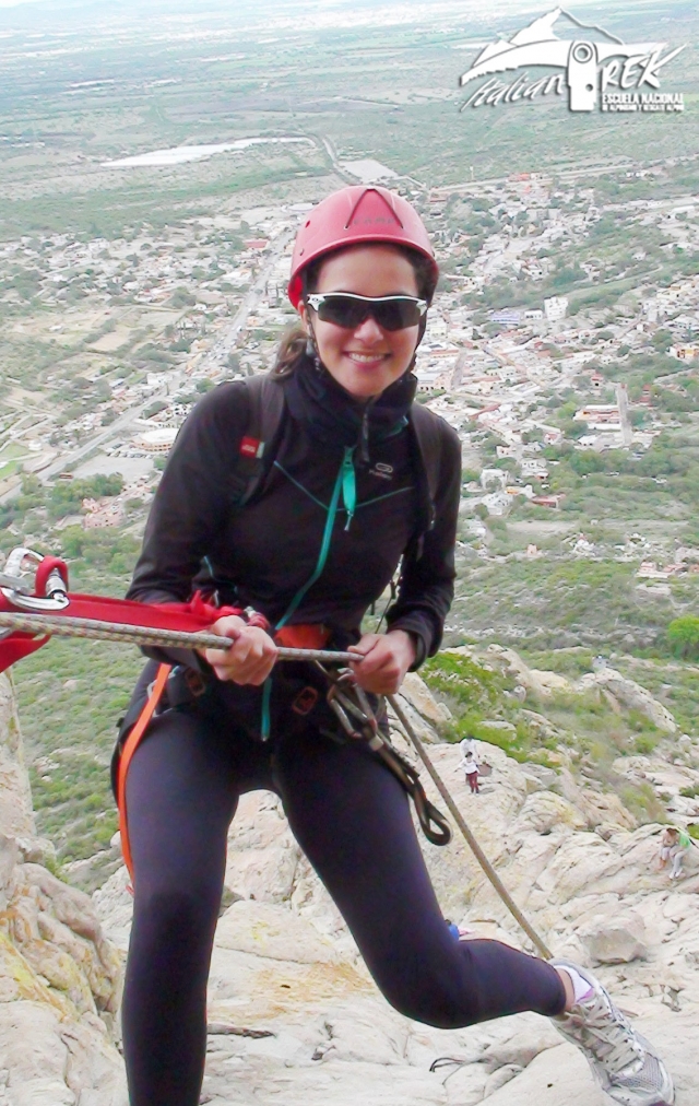 una brasileira descendiendo la Peña de Bernal