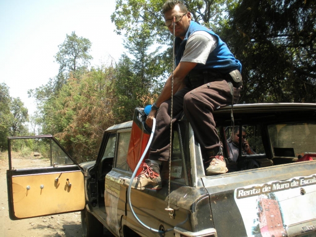 Recargando combustibte para seguir con la ruta