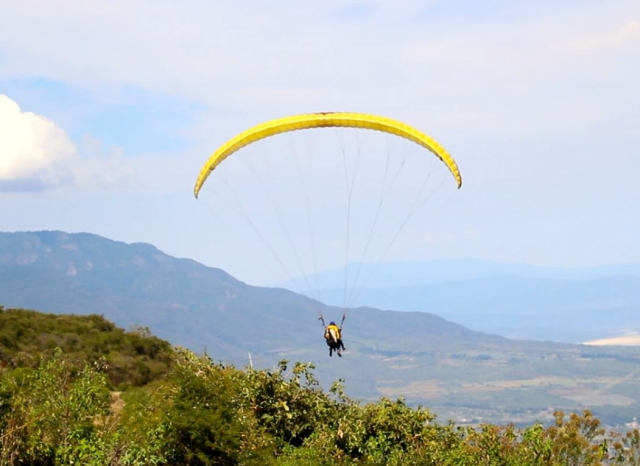 Parapente sobre el valte