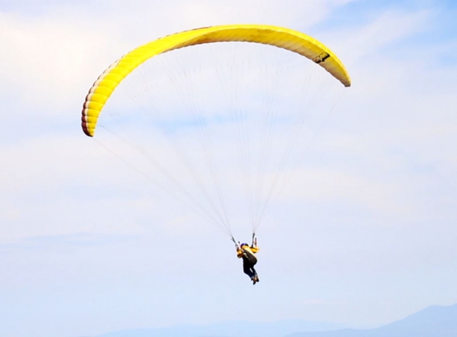 Volando en parapente amarillo