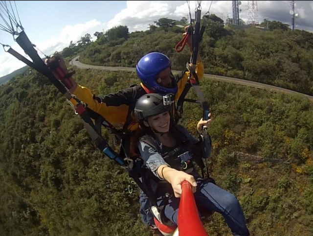 Chica en parapente con monitor