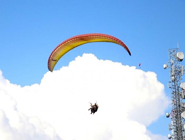Parapente con las nubes a la espalda