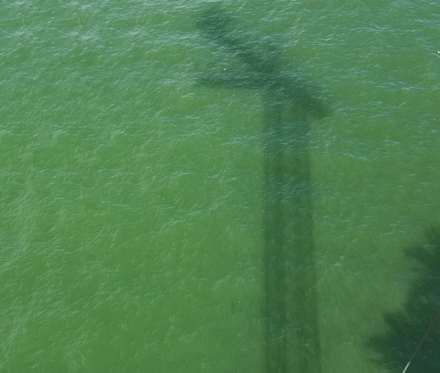 Plataforma puenting reflejada en el mar