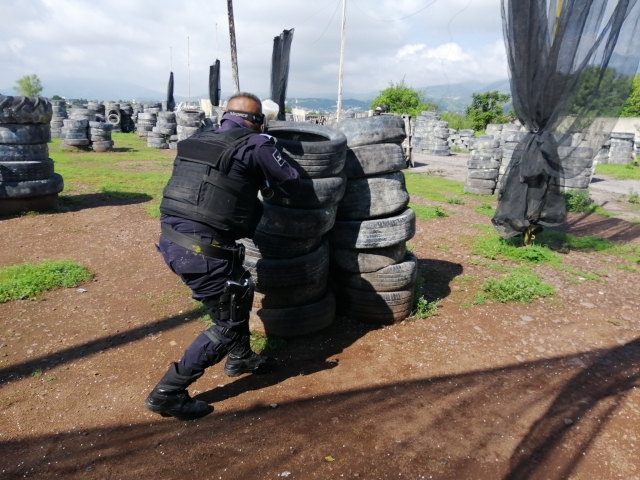 Jugador con equipo de seguridad paintball