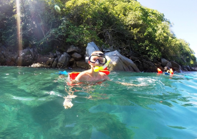 Niño en el agua con el equipo