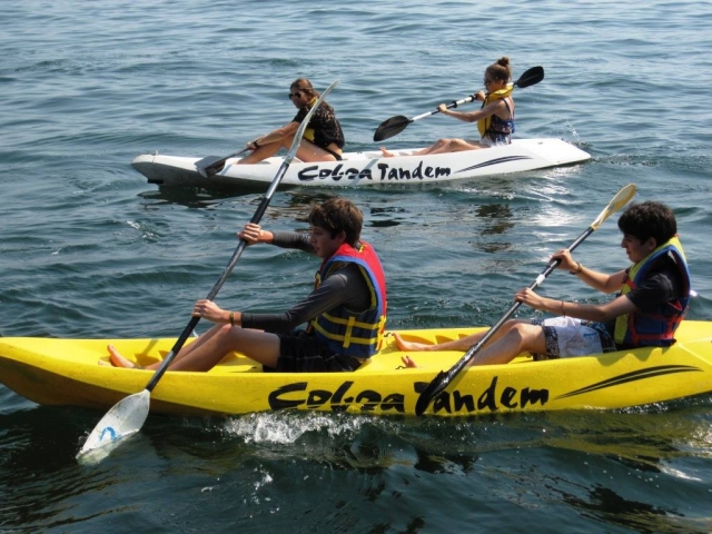 Remando en kayak biplaza
