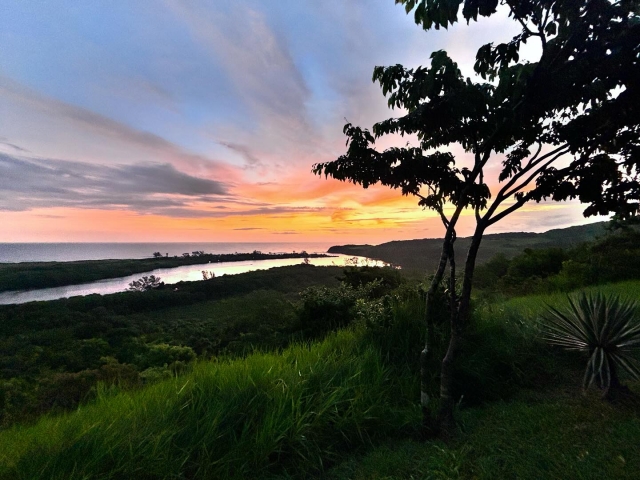 Puesta de sol entre selvas