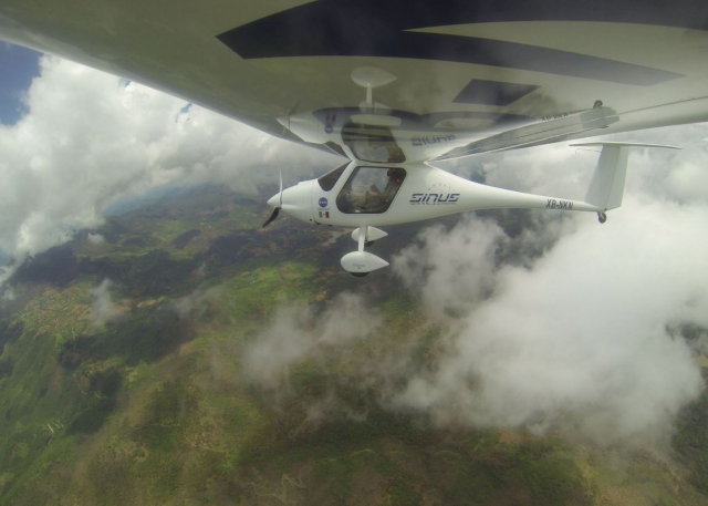 Avioneta entre las nubes de Mexico