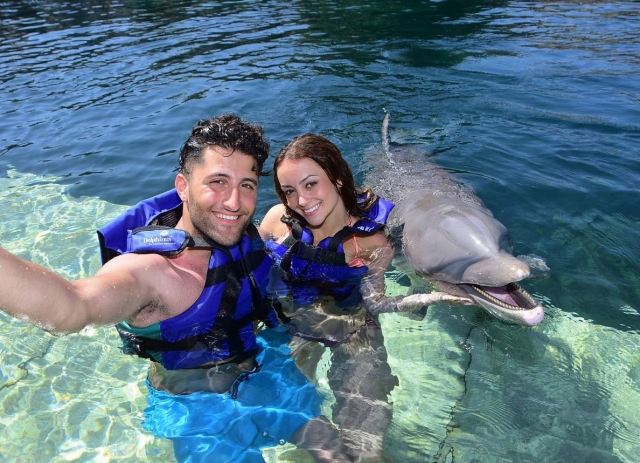 Pareja visitando a los delfines