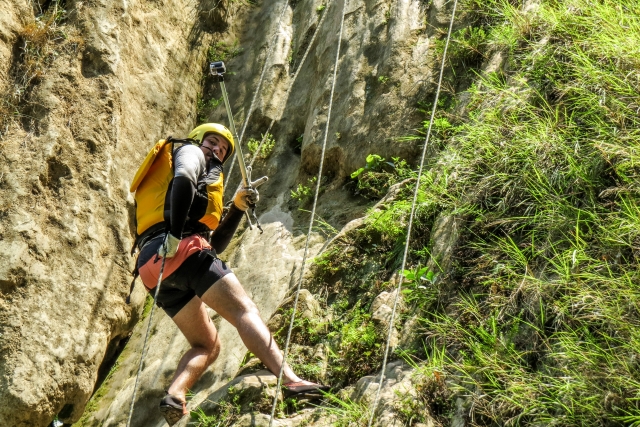 Adrenalina pura mientras practicas rappel