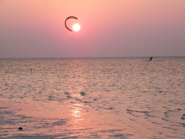 Kitesurf al atardecer