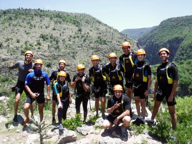 Trabajo en equipo y practicando barranquismo