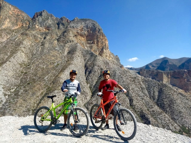 Bicicleta de montaña con hermosos paisajes