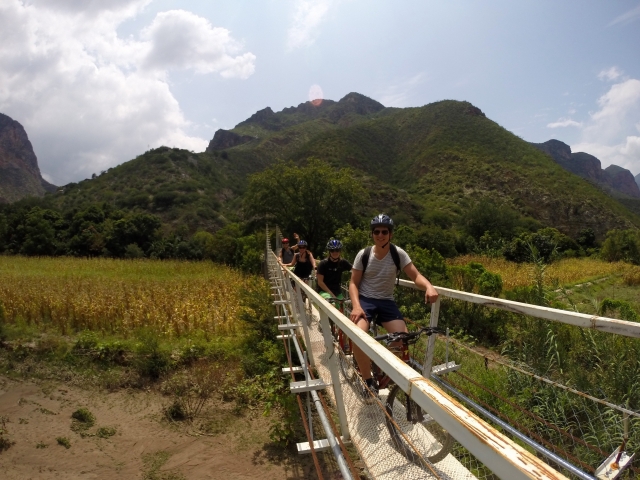 Haciendo ejercicio con bicicleta de montaña
