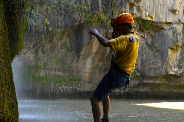 Practicando rappel en cascadas