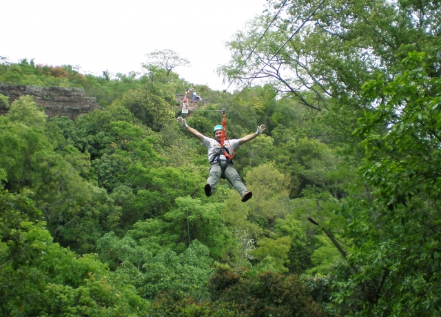 Tirolina entre los arboles 