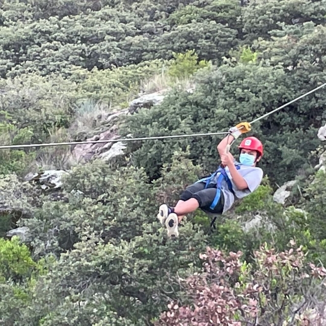 Disfrutando de la tirolina