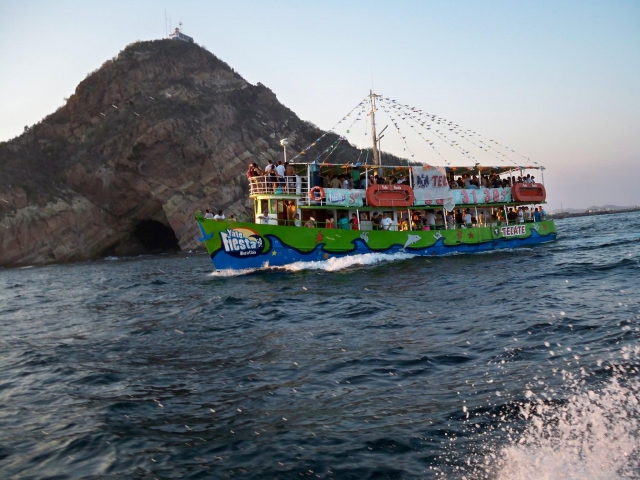 Barco junto a la Cuevas del Pirata