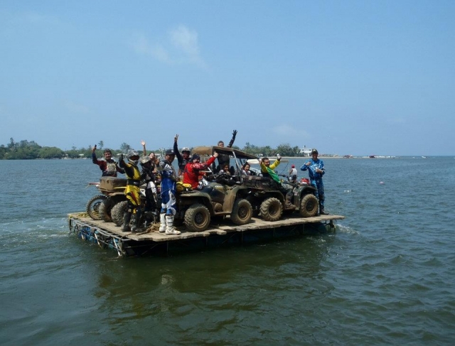 cruzando en la Panga