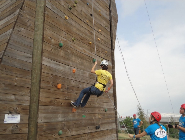 Ayudando a bajar rapelando