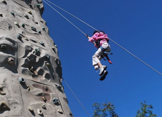 Bajando de la torre mediante rappel