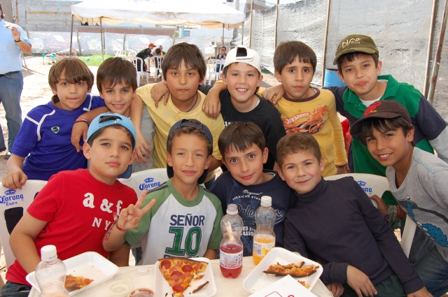 Festejando con sus compañeros