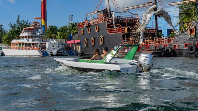 Piratas y lanchas rápidas en Cancún
