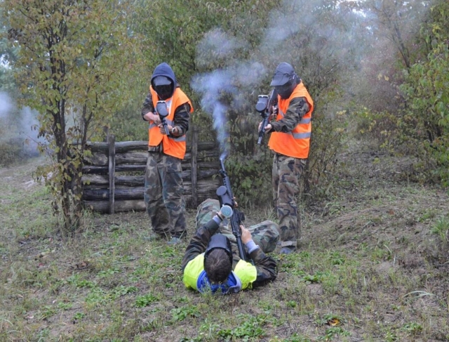 Enemigo capturado en el campo de paintball