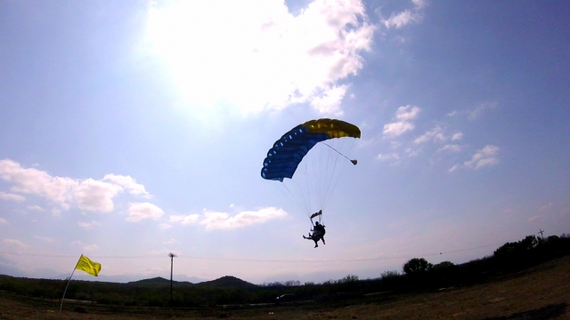 Aterrizando en paracaídas
