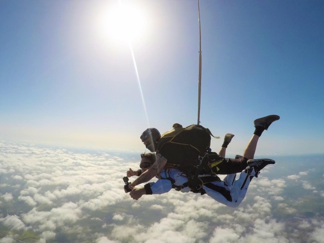 sobrevolando en paracaídas
