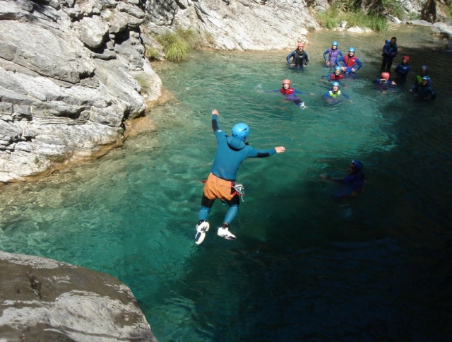 Uniendose al resto del grupo en el barranco
