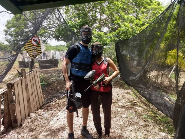 Pareja de jugadoternera de paintball
