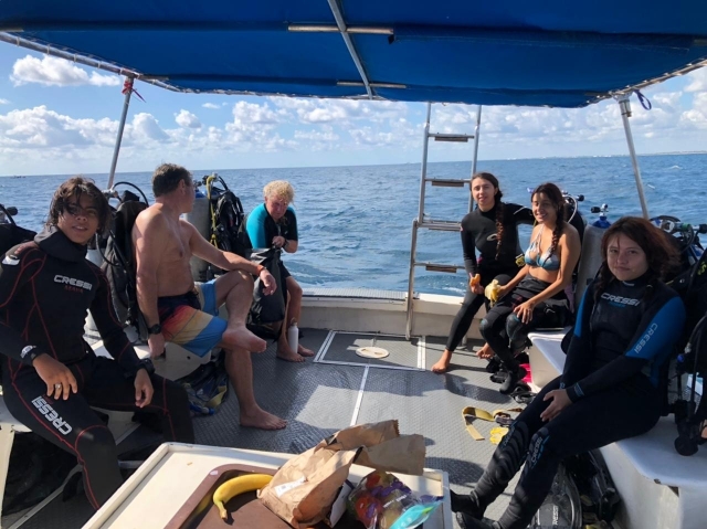 recorriendo el océano en lancha