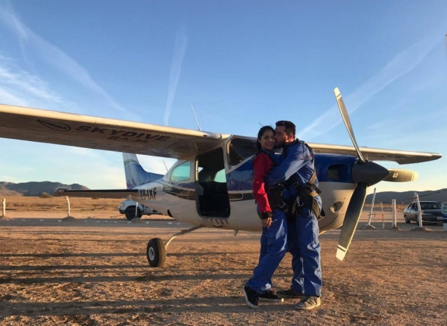 Pareja durante la jornada de paracaidismo