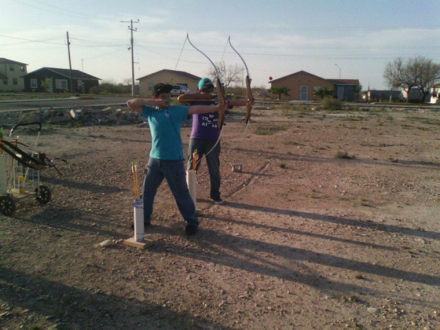 Jovenes tirando